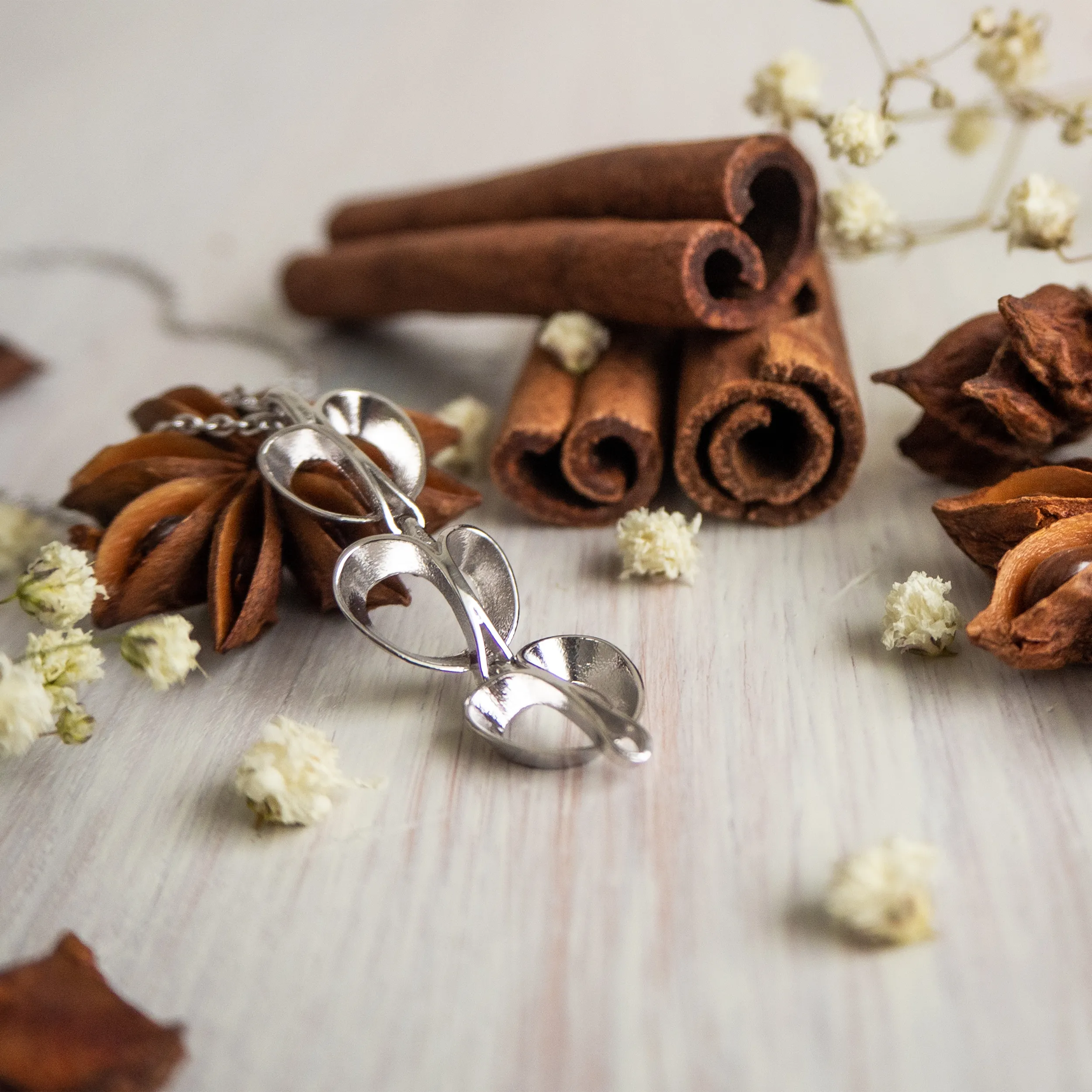 Lumoava Bud Earrings