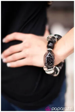 Paparazzi Bracelet Blockbuster - Glaze of Glory - Black