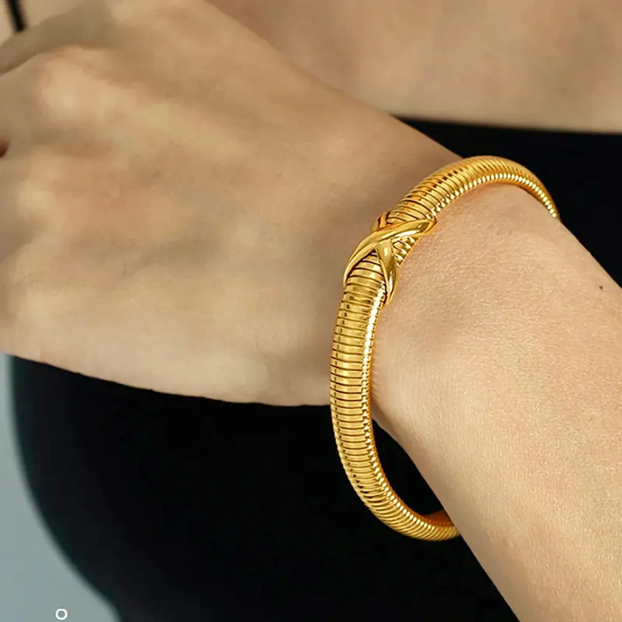 Spiral Elegance Bracelet: Modern Stainless Steel Jewelry with a Sophisticated Design
