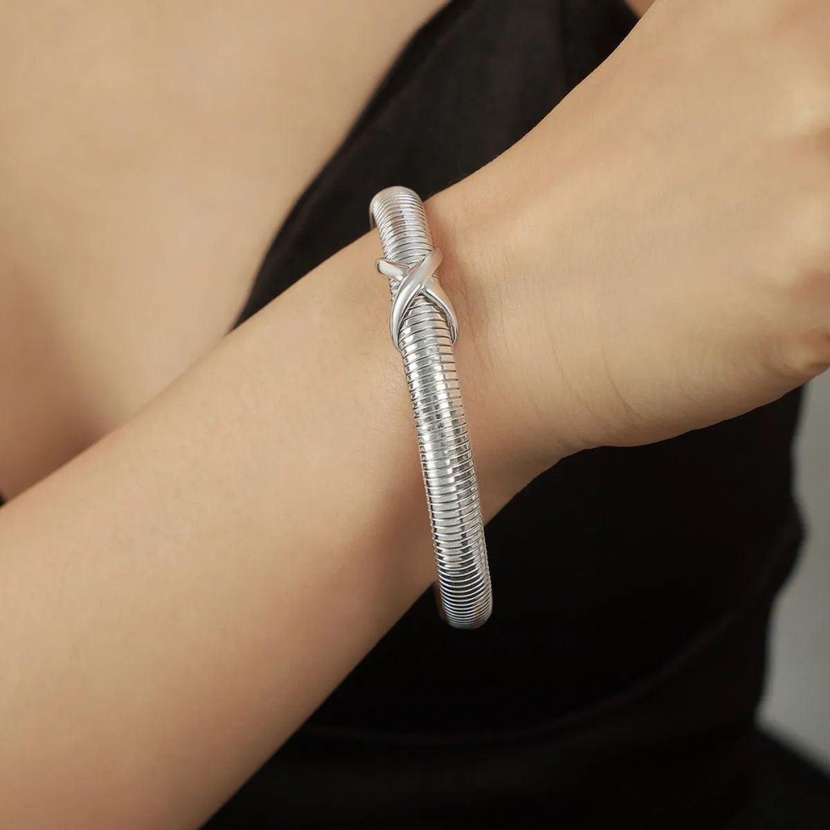 Spiral Elegance Bracelet: Modern Stainless Steel Jewelry with a Sophisticated Design