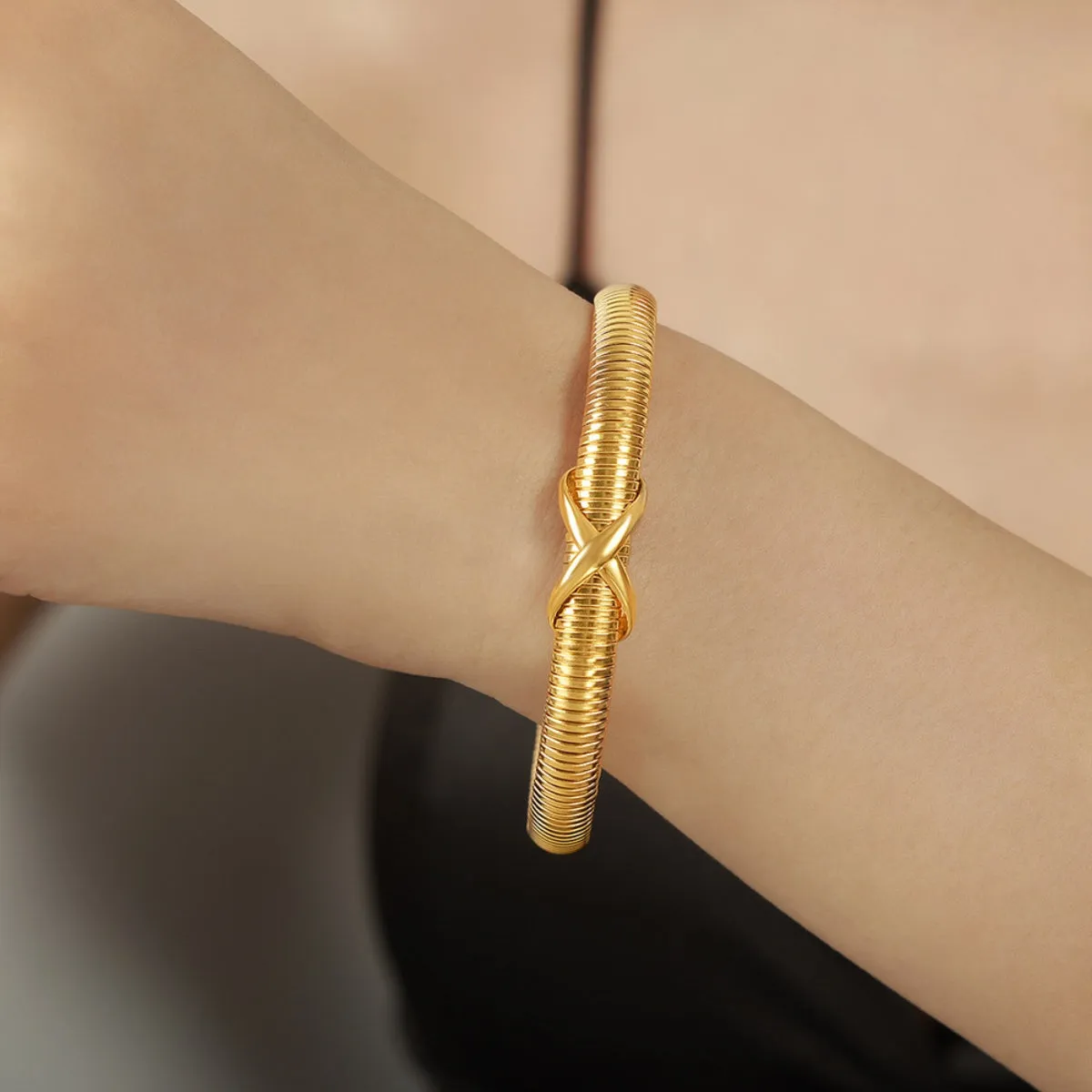 Spiral Elegance Bracelet: Modern Stainless Steel Jewelry with a Sophisticated Design
