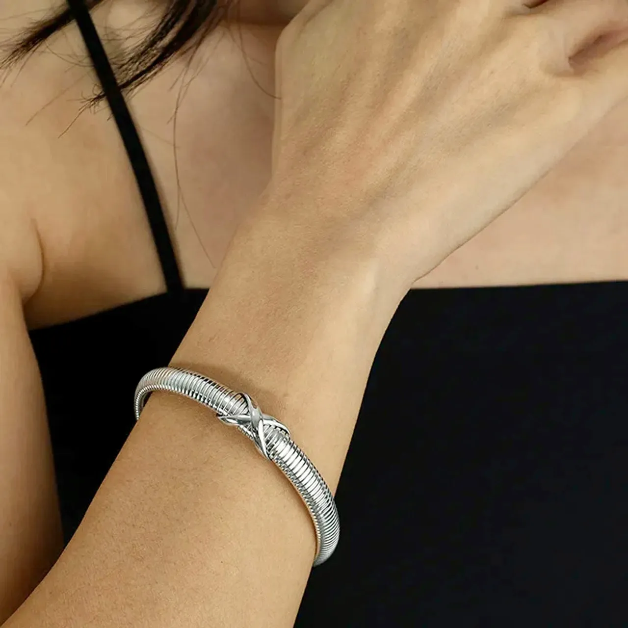Spiral Elegance Bracelet: Modern Stainless Steel Jewelry with a Sophisticated Design
